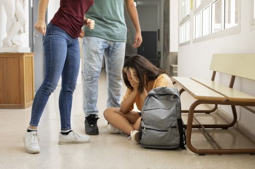 Vádat emeltek egy lány ellen, aki a tanórák közti szünetben összeverte osztálytársát