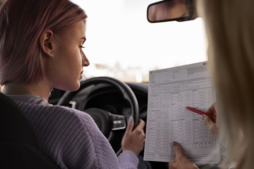 Törvényjavaslat: a tapasztalatlan sofőrök ne vezethessenek 100 lóerőnél erősebb autót