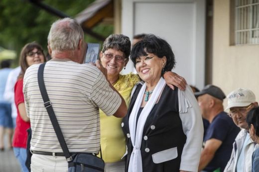 Meglestük bakonycsernyei koncertjén Dollyt az állatkínzási botrány után: „Nem vonulok vissza!”