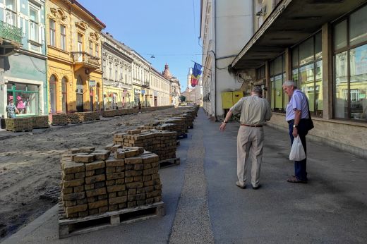 Halmokba gyűjtve várják a keramitkövek, hogy ismét lerakják őket