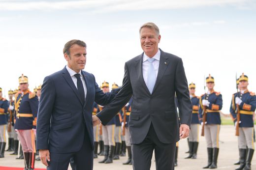 Emmanuel Macron francia elnököt fogadta Klaus Iohannis a Mihail Kogălniceanu támaszponton
