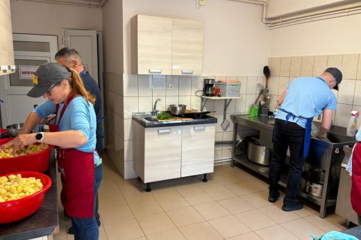 Nehéz sorsú családoknak főztek a DGA egyenruhásai