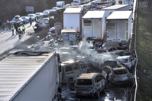 Tömegbaleset az M1-esen - Egy holttestet találtak a baleset helyszínén