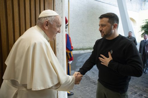 Az ukrajnai humanitárius és politikai helyzetről tárgyalt Ferenc pápa Zelenszkij ukrán elnökkel