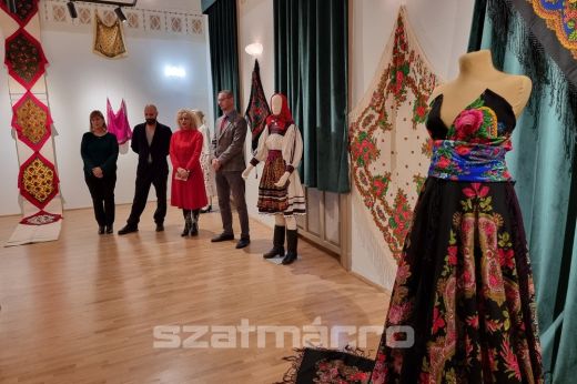 Igazi kuriózum: fejkendőkből nyílt kiállítás az Iparosotthonban - KÉPGALÉRIA