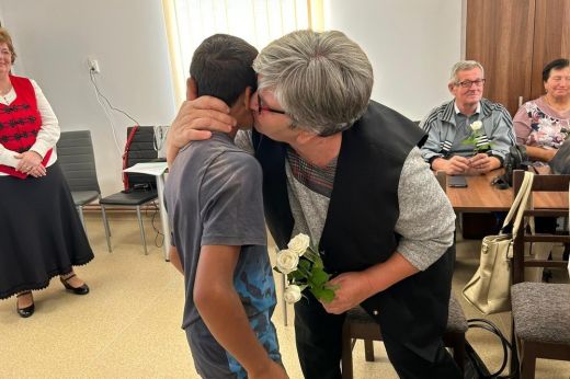 Időseket köszöntöttek a sárközi iskola kisdiákjai