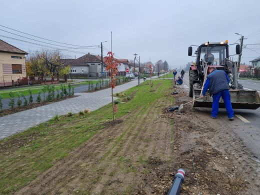 Pusztadaróc. Befejeződött a község parkjainak modernizálása. Kisvárosi hangulatú életterek. Most teszik ki az út menti védőbójákat.