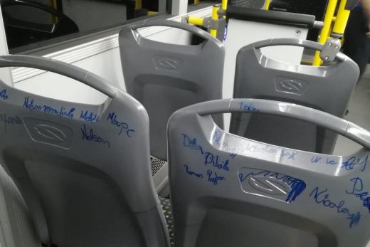 Máris összefirkálták az új buszt. A tömegközlekedési vállalat feljelentést tesz