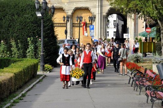 Fúvósok által kísérve, népviseletben vonulnak fel szombaton a svábok Szatmárnémetiben