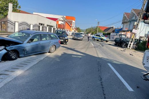 Baleset Bikszádon: az egyik autó a villanyoszlopnak csapódva állt meg