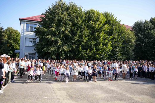 Egy új tanév pedagógusként, diákként és szülőként is új lehetőségeket jelent - Közel 700 diák kezdte meg az új tanévet a Rákócziban - Képgaléria