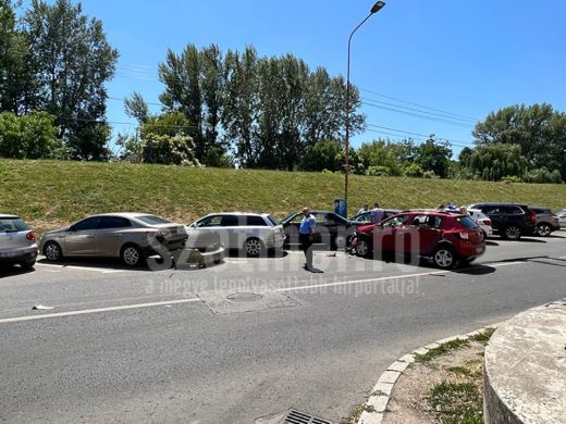 Több parkoló autó is összetört miután két gépkocsi ütközött ma délután Szatmárnémetiben