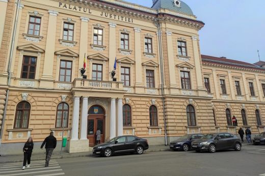 Pénzbüntetésre ítélték a Szatmár megyei férfit, aki dühében megrúgta az 5 éves kislányát