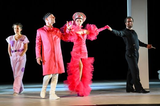 Teltház előtt játssza a My Fair Lady musicalt a Harag György Társulat Bukarestben