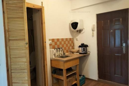 Mosdó a szekrényben? Csillagászati áron kínálnak egy alig 16 négyzetméteres garzont Kolozsváron