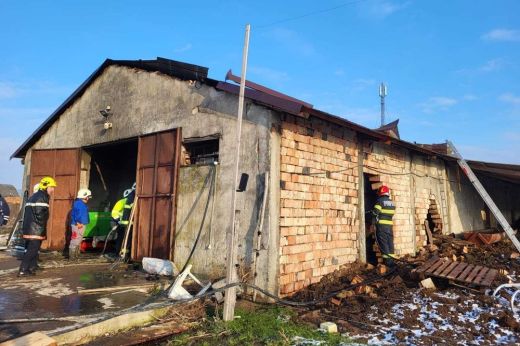 Nagy erőkkel vonultak ki egy esethez a tűzoltók: 200 négyzetméteren lángolt a tetőszerkezet