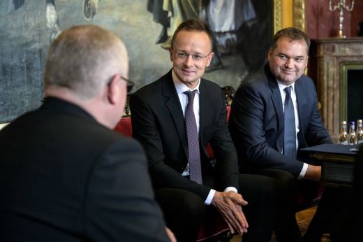 Szijjártó: magyar-román közös fejlesztési program indul az autóipari beruházásokhoz kapcsolódóan