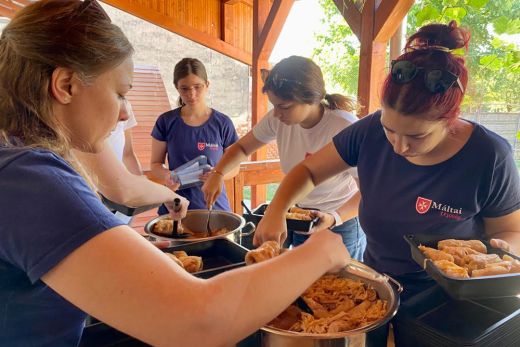 Nevezi László emlékprogram: több mint kétezer töltött káposzta a rászorulóknak