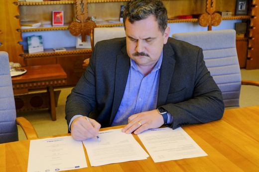 Új CT beszerzéséről írt alá szerződést a Szatmár Megyei Tanács elnöke