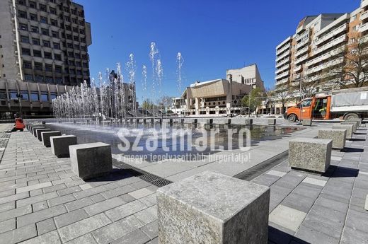 Körbe bástyázták a szökőkutat – korlátozzák a behajtást