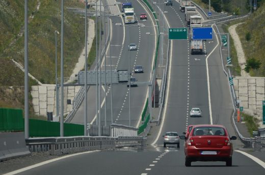 A szállításügyi miniszter aláírta az A7-es, moldvai autópálya építésére vonatkozó első két szerződést