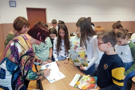 Aki a sorok mögött van. Cseh Katalin látogatása a Bălcescu-Petőfi Általános Iskola osztályaiban