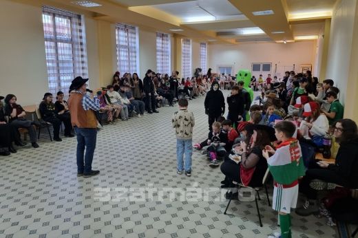 Marslakó, rablók, minyonok, cowboyok és rengeteg boszorkány lepte el a Kölcsey Ferenc Főgimnáziumot - Képgaléria, Videó