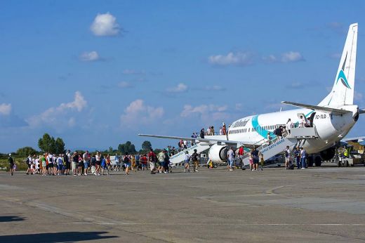Forgalom a reptéren. Rendkívül népszerűek az Antalyába tartó járatok