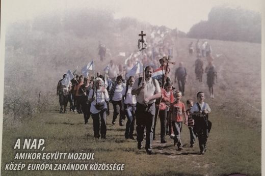 Mezőpetriből Nagykárolyig gyalog: nemzetközi zarándoknap a gyerek-szülő szeretetkapcsolatért