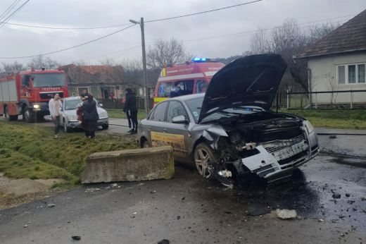 Közlekedési baleset miatt riasztották a tűzoltókat