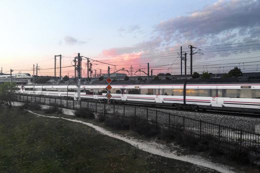 A kábelekbe kapaszkodva utazott egy magyar férfi a német gyorsvonaton