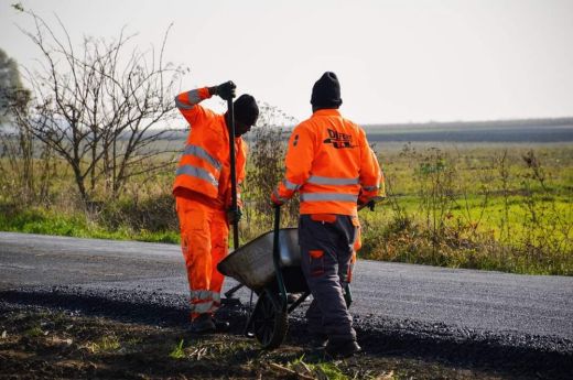 Halmi. Ha az időjárás is megengedi még idén aszfaltozni fognak Nyírestanyán