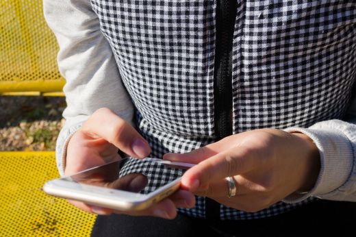 Mobiltelefont kínált szexért cserébe egy kamaszlánynak egy Szatmár megyei férfi
