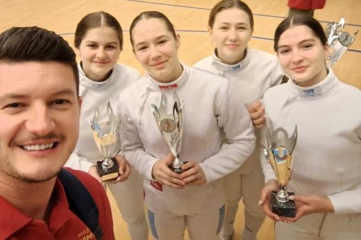 Ezüstérmet hoztak haza a dániai kadet körversenyről csapatukkal a Kurtinecz-testvérek és Ilyés Jázmin