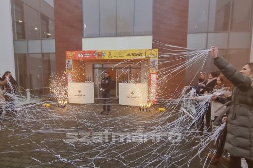 Tűzijátékkal, pezsgővel, tapssal fogadták a Dakar-legendát, Gyenes Manit kollégái: jó ritmusú verseny volt az idei - VIDEÓ, KÉPGALÉRIA