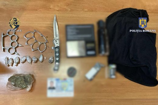 Rajtakaptak egy kolozsvári tanulót, amint egy iskola mellett drogot árult a társainak