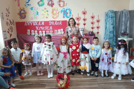 Anyukám, drága kincsem!  Ünnepi műsorral köszöntötték édesanyjukat az erdődi ovisok