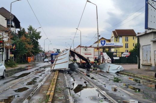 Fákat tépett ki, tetőket rongált meg a vihar Nagyváradon