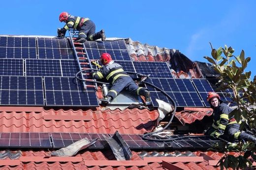 Kigyulladt Szatmárnémeti szívében egy lakóház. Forgalmat is elterelték a környékről