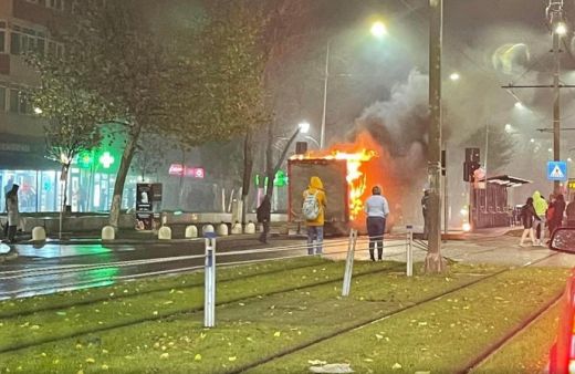Hatalmas lánggal égett Bukarestben a Coca-Cola mikulásos kamionja - VIDEÓ