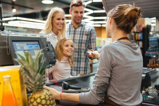Elfogadta a képviselőház a tervezetet: külön pénztárgépeknél fizethetnek a hipermarketekben a gyermekes családok