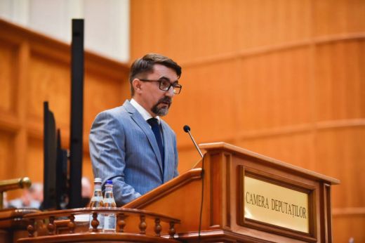 Bekiabálásokkal zavarta Turos Lóránd beszédét Diana Sosoaca független szenátor a parlament ünnepi ülésén