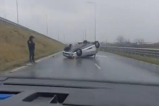 Baleset történt csütörtök reggel a szatmári körgyűrűn: egy autó felborult