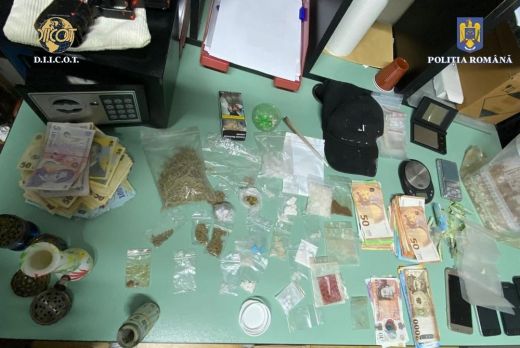 Újabb dílerre csaptak le Szatmár megyében. Füvet, kristályt, kokaint és varázsgombát is találtak a férfi lakásán