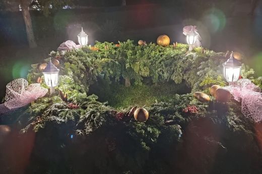 Advent Csanáloson. Közös adventi koszorúnál gyűlnek össze a helyiek