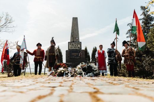 Megemlékeztek  a fegyverletételre és a Szatmári Béke megkötésére a kuruc-emlékműnél. Képgaléria