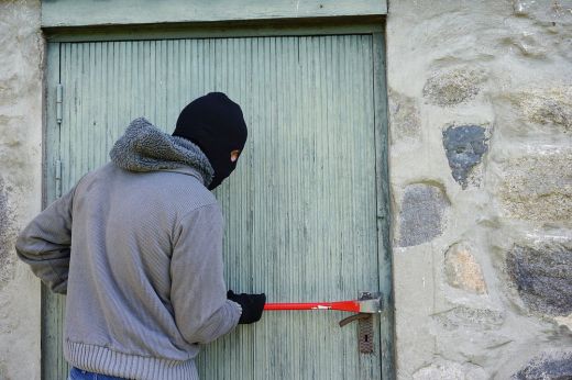 „Poénból” rabolták ki ismerősüket – 20.000 euró értékű zsákmánnyal léptek meg az elkövetők
