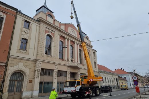 Nem sikerült a helyére illeszteni az Iparosotthon csúcsdíszét. Elhalasztották a műveletet - Képgaléria, VIDEÓ