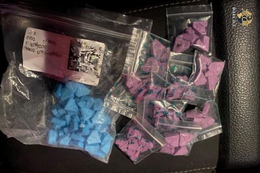 100 ecstasy tablettát próbált épp eladni a fiatal nő, amikor a hatóság emberei rajtaütöttek