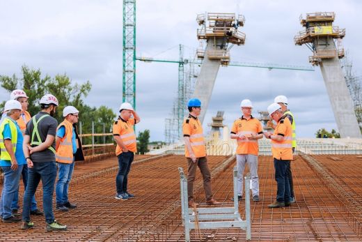 A Strand utcai Szamos-hídnál tartott terepszemlét a városvezetés
